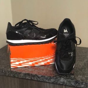 Nike Women's MD Runner 2